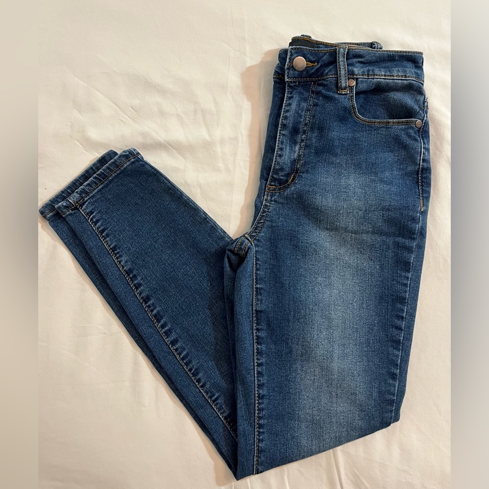 TAHARI skinny Jean, to the ankle on a 5’4” model. Size 2/26. Like new.